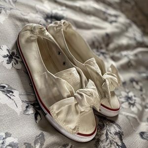 🤍 Converse Bow